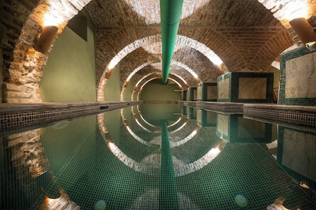 Indoor pool. Castle Hotel Daniel
