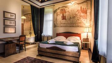 Habitación doble Prestigio, 1 cama Queen size | Escritorio, wifi gratis y ropa de cama