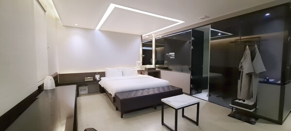 VIP (1 Bed) | 1 bedroom, individually decorated, individually furnished, desk