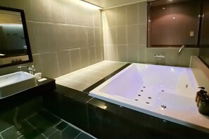 VIP (2 Beds) | バスルーム | 個別の浴槽とシャワー、深めの浴槽、水圧マッサージシャワー、デザイナーバスアメニティ