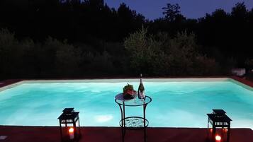 Piscina stagionale all'aperto, ombrelloni da piscina, lettini