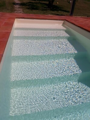 Piscine extérieure (ouverte en saison), parasols de plage