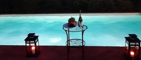 季節限定屋外プール、プール パラソル、サンラウンジャー