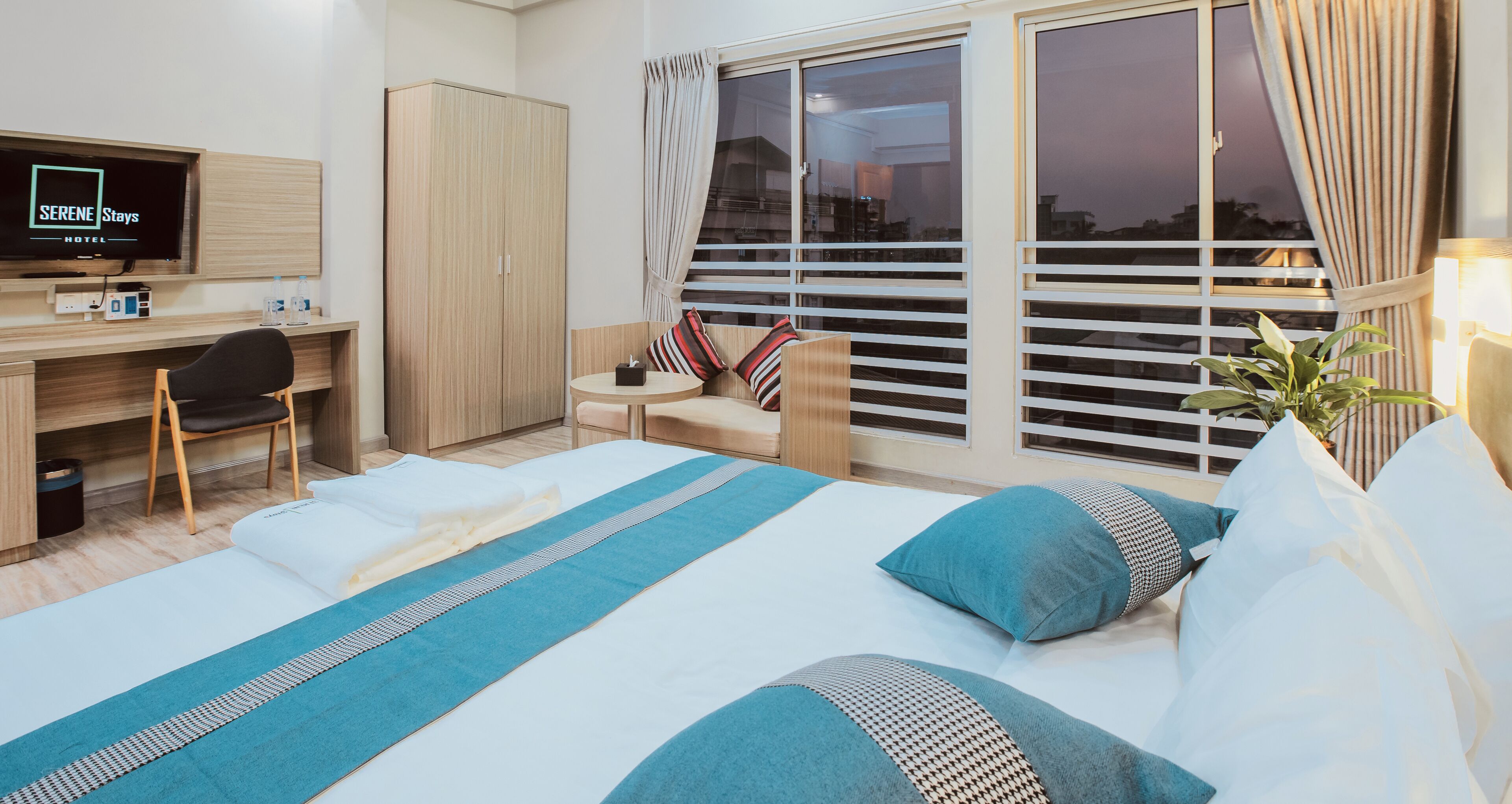 Deluxe Double Room | Minibar, desk, blackout drapes, soundproofing