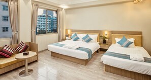 Habitación familiar | Minibar, escritorio, cortinas opacas y sistema de insonorización
