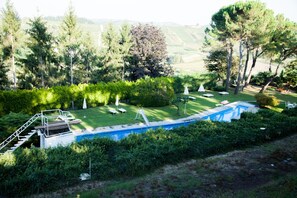Piscina a l'aire lliure i gandules