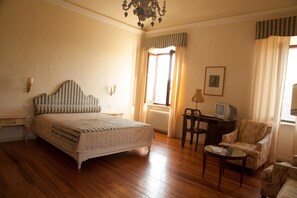 Suíte júnior, vista para o vinhedo | Frigobar, escrivaninha, ferros/tábuas de passar roupa, Wi-Fi de cortesia