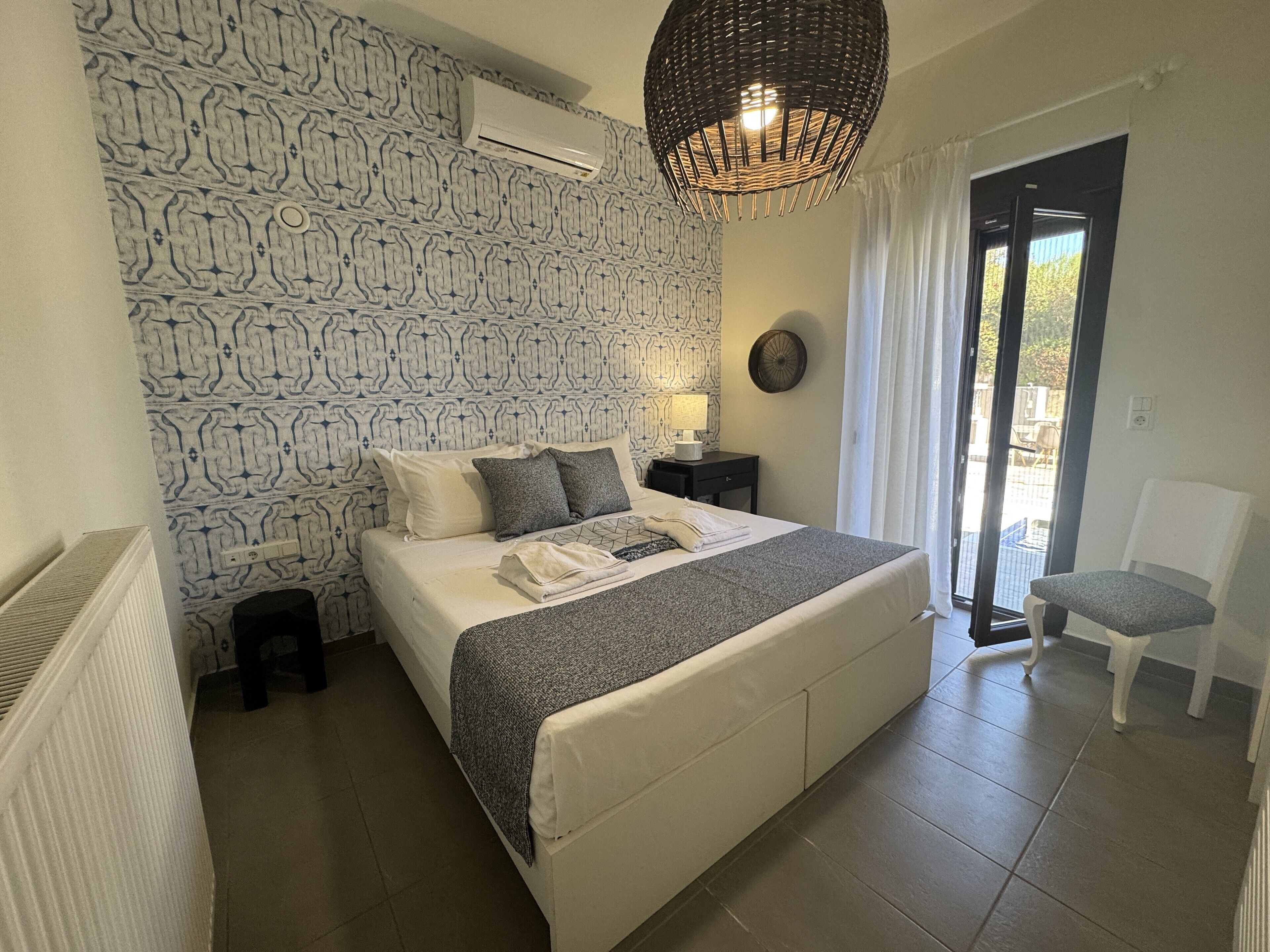 3 habitaciones, escritorio y tabla de planchar con plancha 