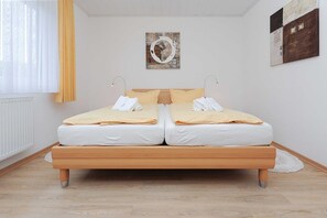 3 bedrooms, travel cot, WiFi