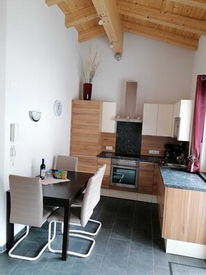 Kühlschrank, Mikrowelle, Ofen, Geschirrspüler