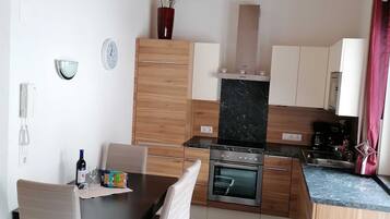 Kühlschrank, Mikrowelle, Ofen, Geschirrspüler