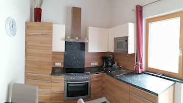 Kühlschrank, Mikrowelle, Ofen, Geschirrspüler