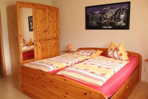 2 bedrooms, travel cot, WiFi, bed sheets