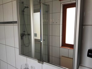 Een douche, een haardroger, zeep, toiletpapier