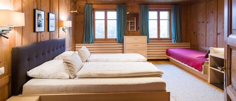 2 chambres, coffre-fort, fer et planche à repasser, lit de bébé portatif