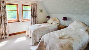 Chambre avec lits jumeaux, salle de bains privée | Rideaux occultants, Wi-Fi gratuit, draps fournis