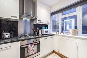 Deluxe Apartment | Private kitchen | Full-size fridge, microwave, oven, coffee/tea maker - Magic Properties (London)