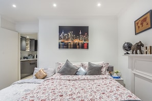 City Suite, 1 King Bed, Patio | Individually furnished, desk, laptop workspace, iron/ironing board - Magic Properties (London)
