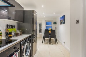 City Suite, 1 King Bed, Patio | Private kitchen | Full-size fridge, microwave, oven, coffee/tea maker - Magic Properties (London)