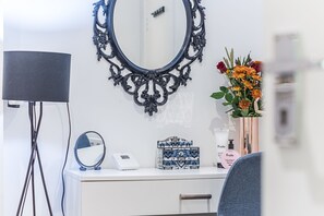 City Suite, 1 King Bed, Patio | Individually furnished, desk, laptop workspace, iron/ironing board - Magic Properties (London)