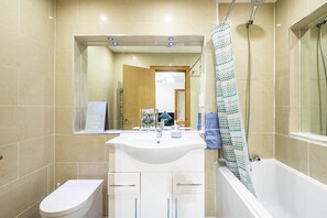 Deluxe Apartment | Bathroom | Free toiletries, hair dryer, towels
