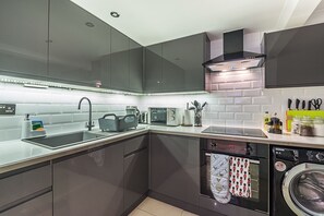 Suite – city, 1 kingsize-seng, terrasse | Eget kjøkken | Kjøleskap, mikrobølgeovn, ovn og kaffetrakter/tekoker