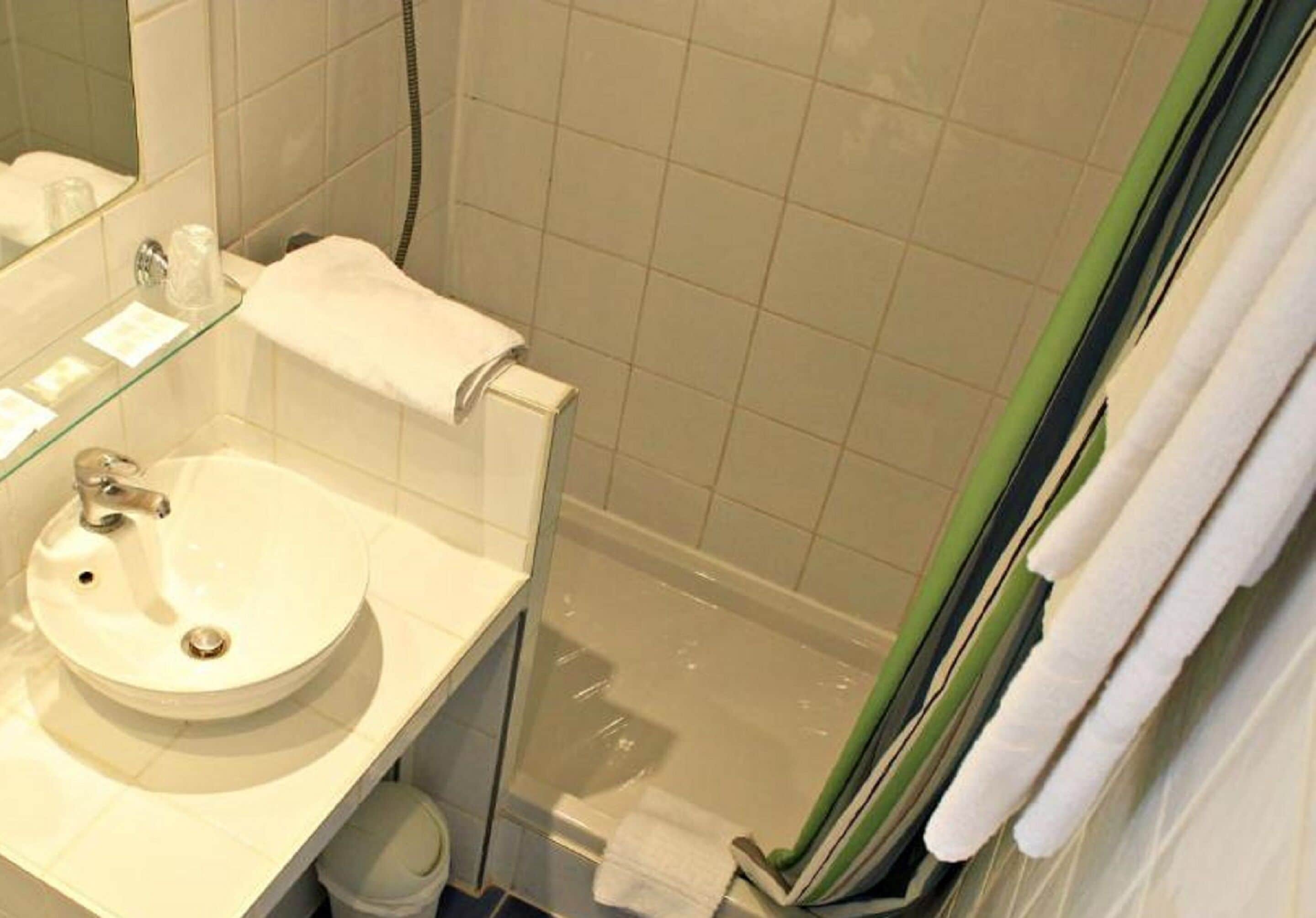 economy room, 1 single bed | bathroom | shower, eco-friendly toiletries, hair dryer, towels