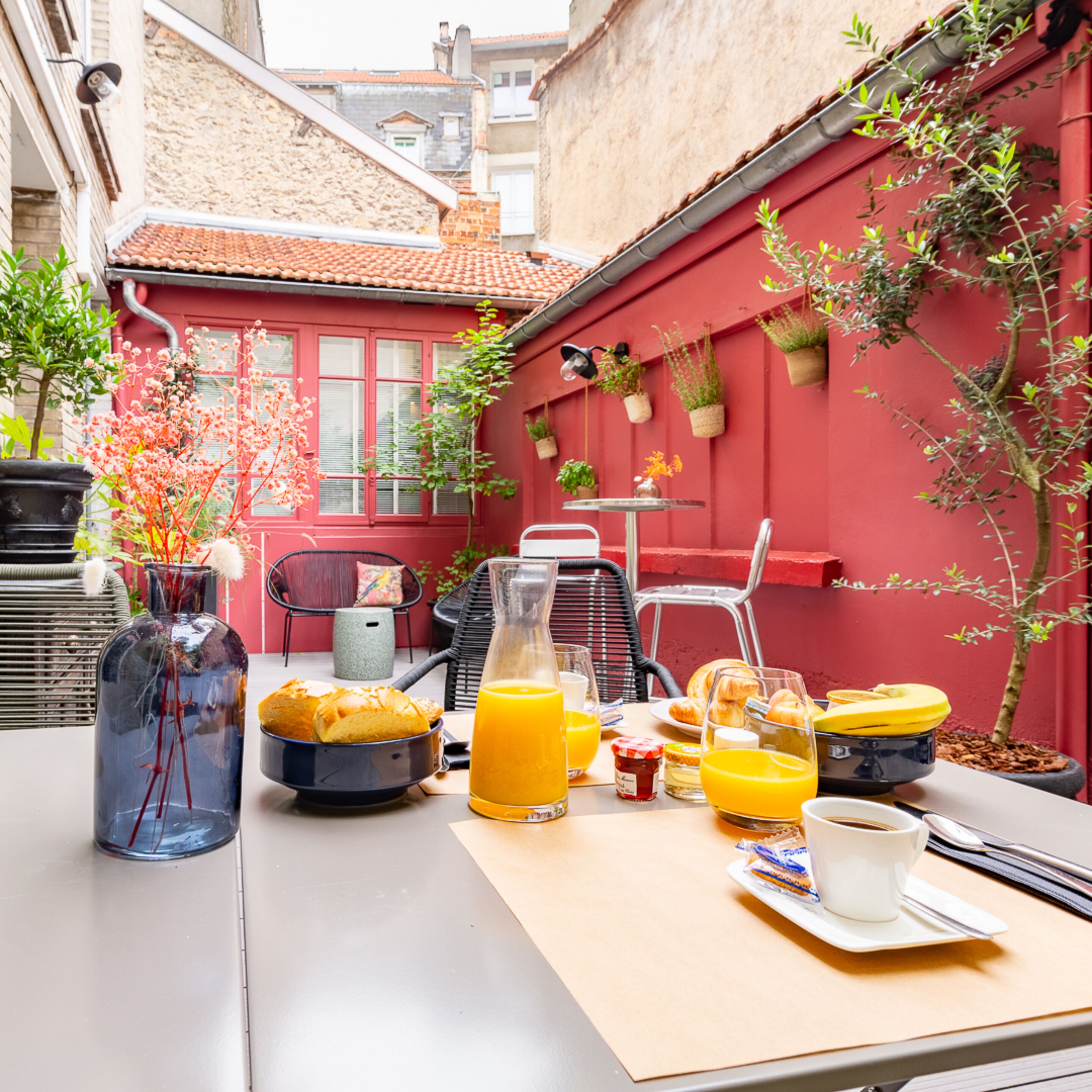 daily continental breakfast (eur 10 per person)