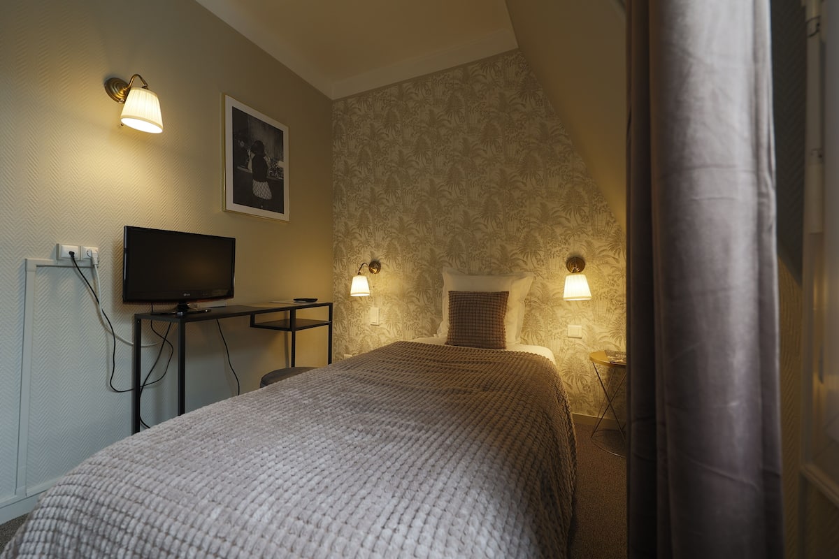Economy Room, 1 Single Bed | In-room safe, individually decorated, individually furnished, desk