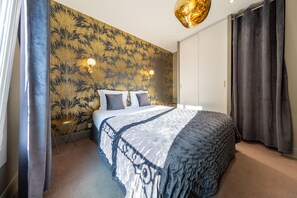 Room (Privilege) | In-room safe, individually decorated, individually furnished, desk - Hôtel Azur Reims (Reims)