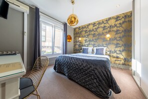 خزنة داخل الغرفة وبديكورات فريدة لكل غرفة وطراز فريد لكل وحدة ومكتب