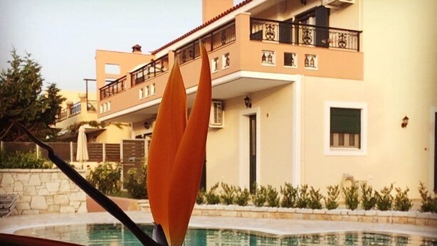 Una piscina con un edificio sullo sfondo.