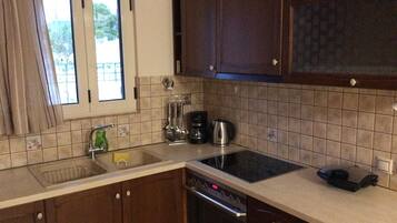 Lemari es besar, oven, kompor, dan mesin pembuat kopi/teh