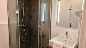 Een douche, gratis toiletartikelen, een haardroger, handdoeken