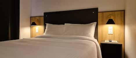 Herbergi með tvíbreiðu rúmi | Rúmföt af bestu gerð, skrifborð, vinnuaðstaða fyrir fartölvur