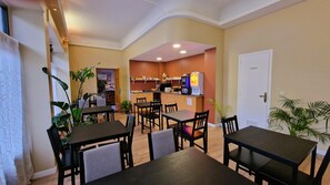 Se ofrece un desayuno completo todos los días (por un coste adicional)