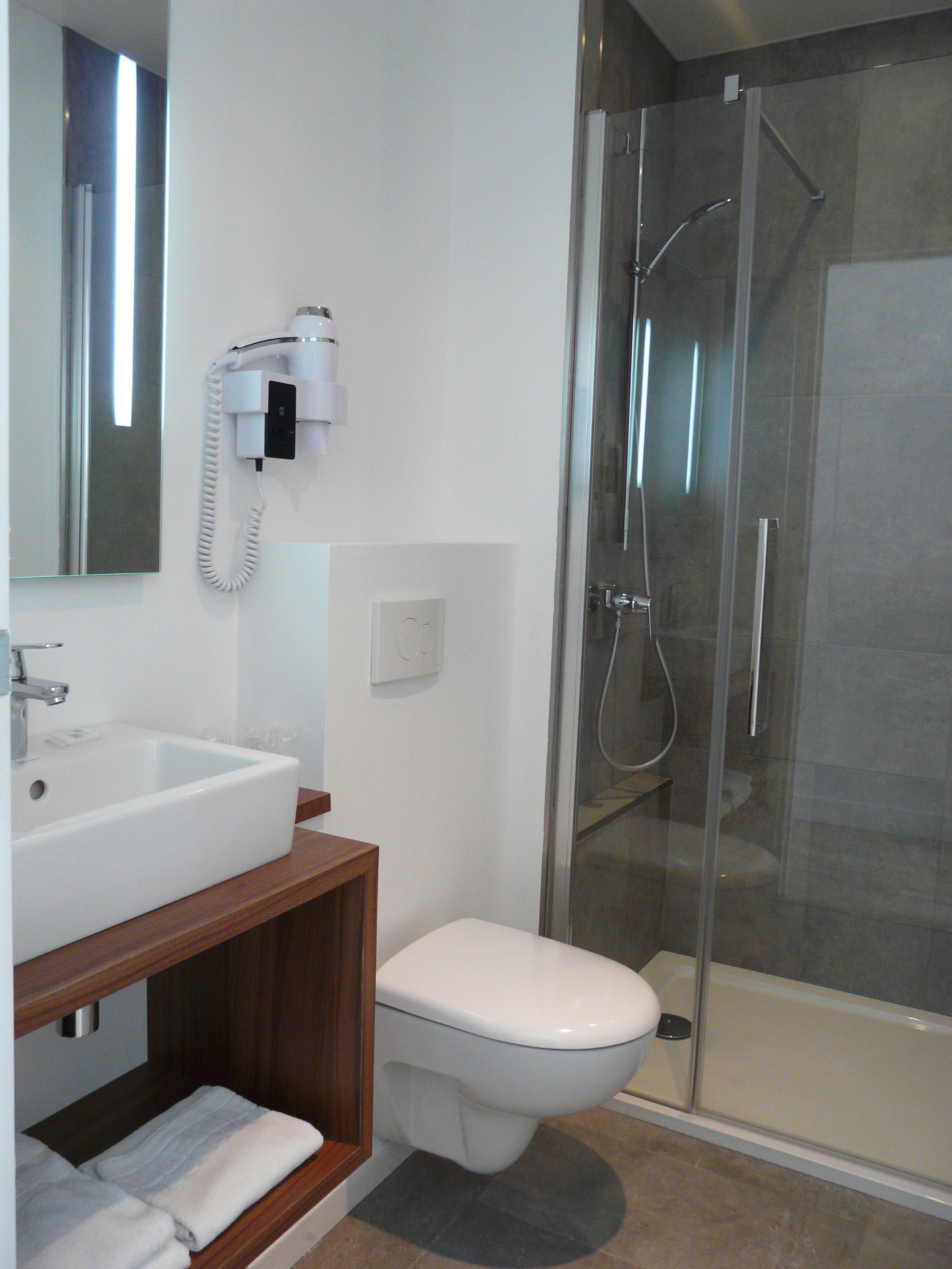 twin room | bathroom | shower, free toiletries, hair dryer, towels