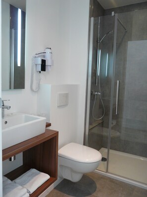Twin Room | Bathroom | Shower, free toiletries, hair dryer, towels - Hôtel Mary’s - Caen Centre Gare Sncf (Caen)