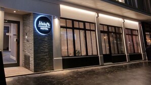 Un edificio de hotel con un cartel grande que dice 'HOTEL', un cartel que dice 'MARY'S HOTEL' y un cartel que dice 'HOTEL' en la fachada.