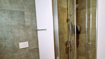 Ducha, artículos de tocador gratuitos, secador de pelo, toallas