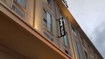 Un edificio de hotel con un letrero grande que dice 'HOTEL' y un letrero más pequeño debajo que indica 'Marriott Hotel'.