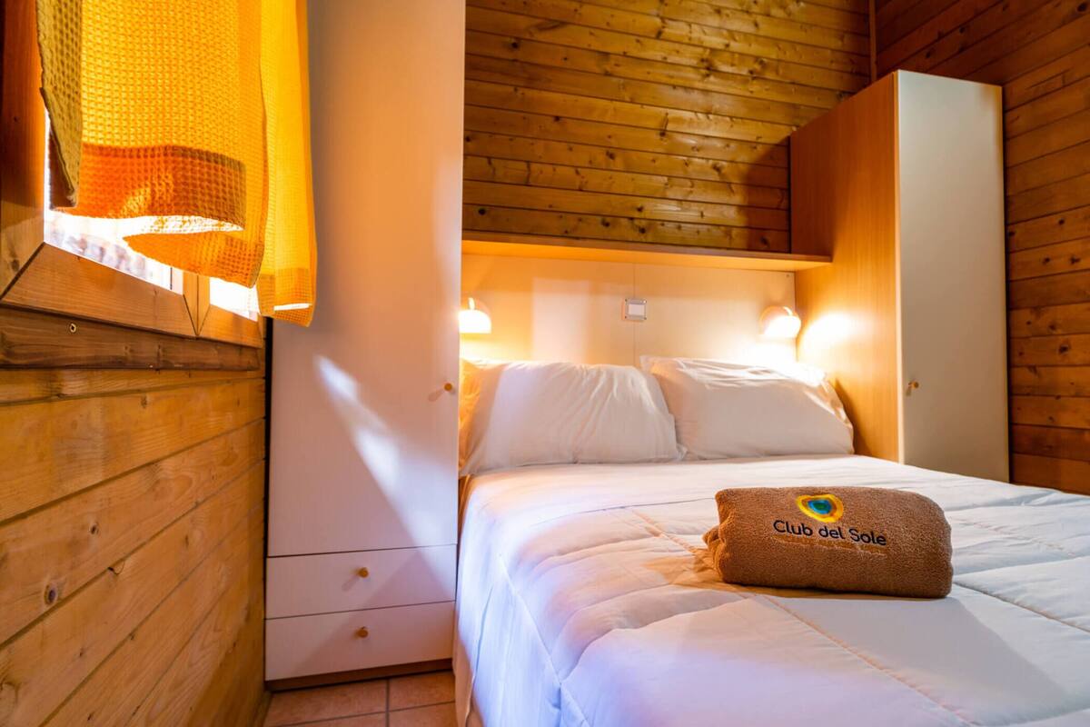 Cots/infant beds, free WiFi