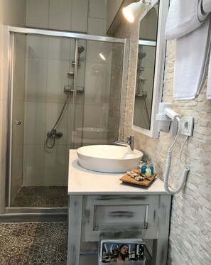 Romantic Room, Garden View | Bathroom | Shower, free toiletries, towels - Beyada  (Gökçeada)