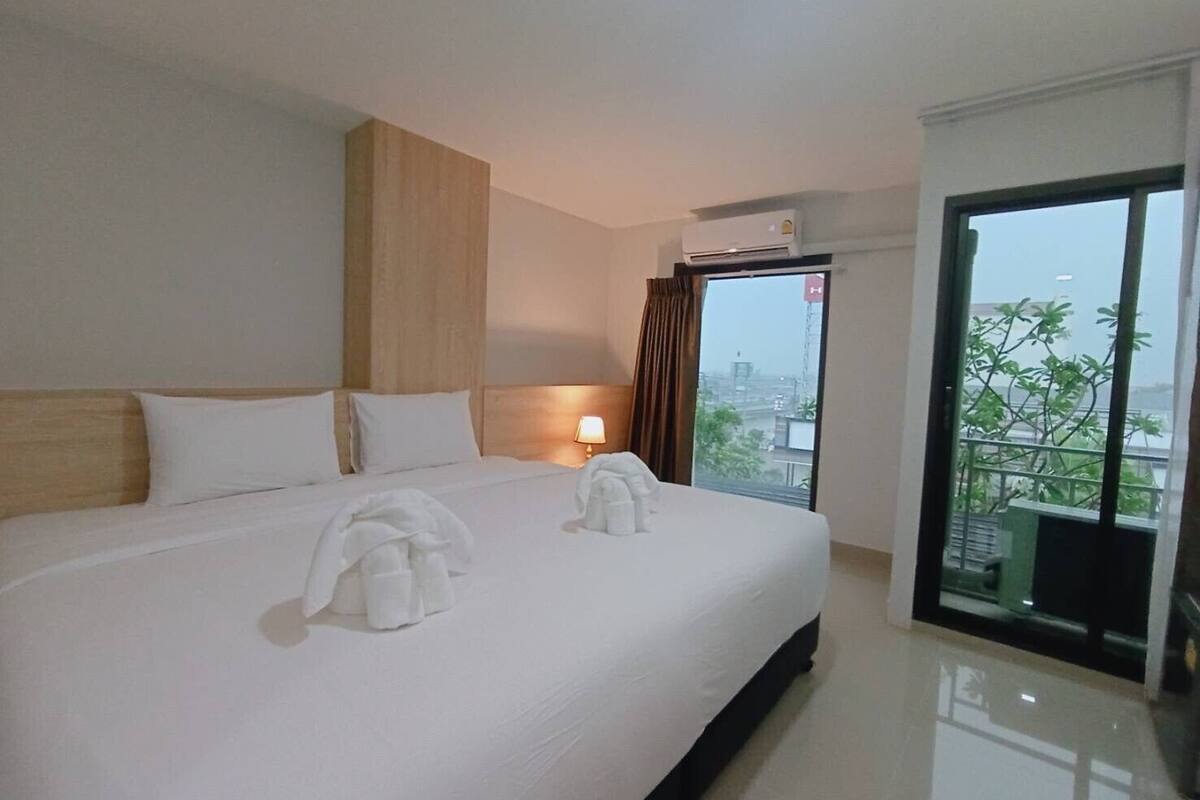 Deluxe with Bathtub, Double Bed | โต๊ะทำงาน, เตียงเสริม/เปล, Wi-Fi ฟรี
