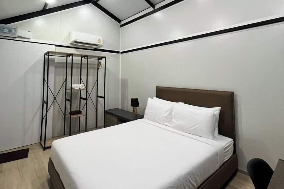 1 bedroom, desk, rollaway beds, free WiFi
