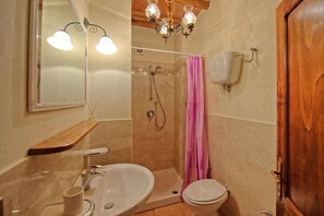 Panoramic Villa, Private Pool | Bathroom | Shower, rainfall showerhead, hair dryer, bidet - Agriturismo Podere Delle Querci (Arezzo)