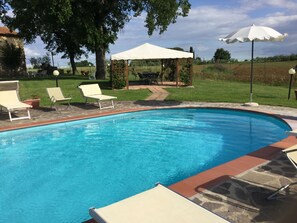 Seasonal outdoor pool, pool umbrellas, pool loungers - Agriturismo Podere Delle Querci (Arezzo)