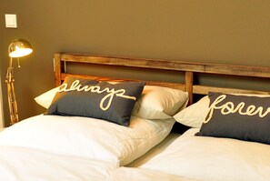Estudi Comfort, 1 dormitori, bany privat | Habitacions insonoritzades i planxa i posts de planxar 