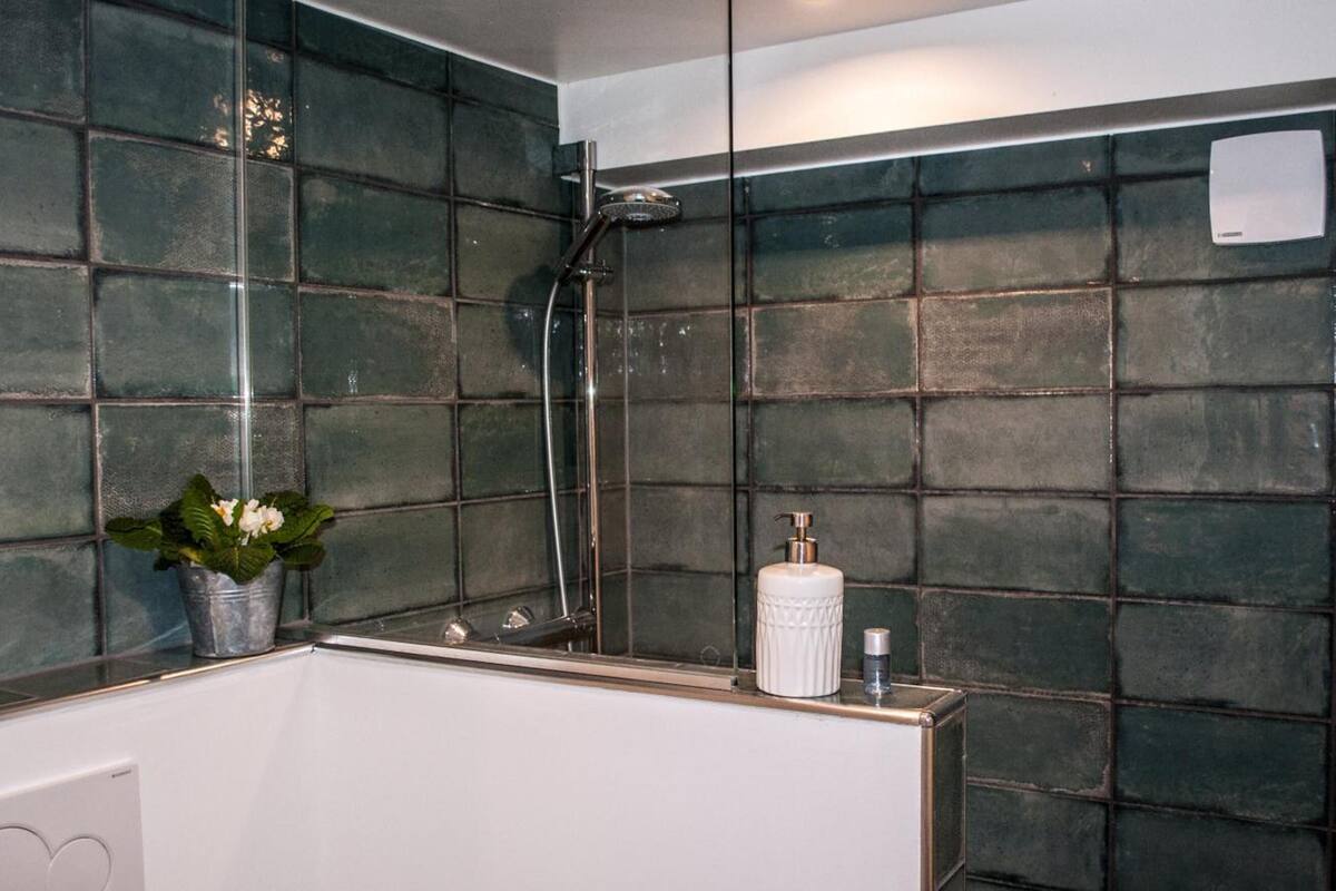 shower, free toiletries, towels