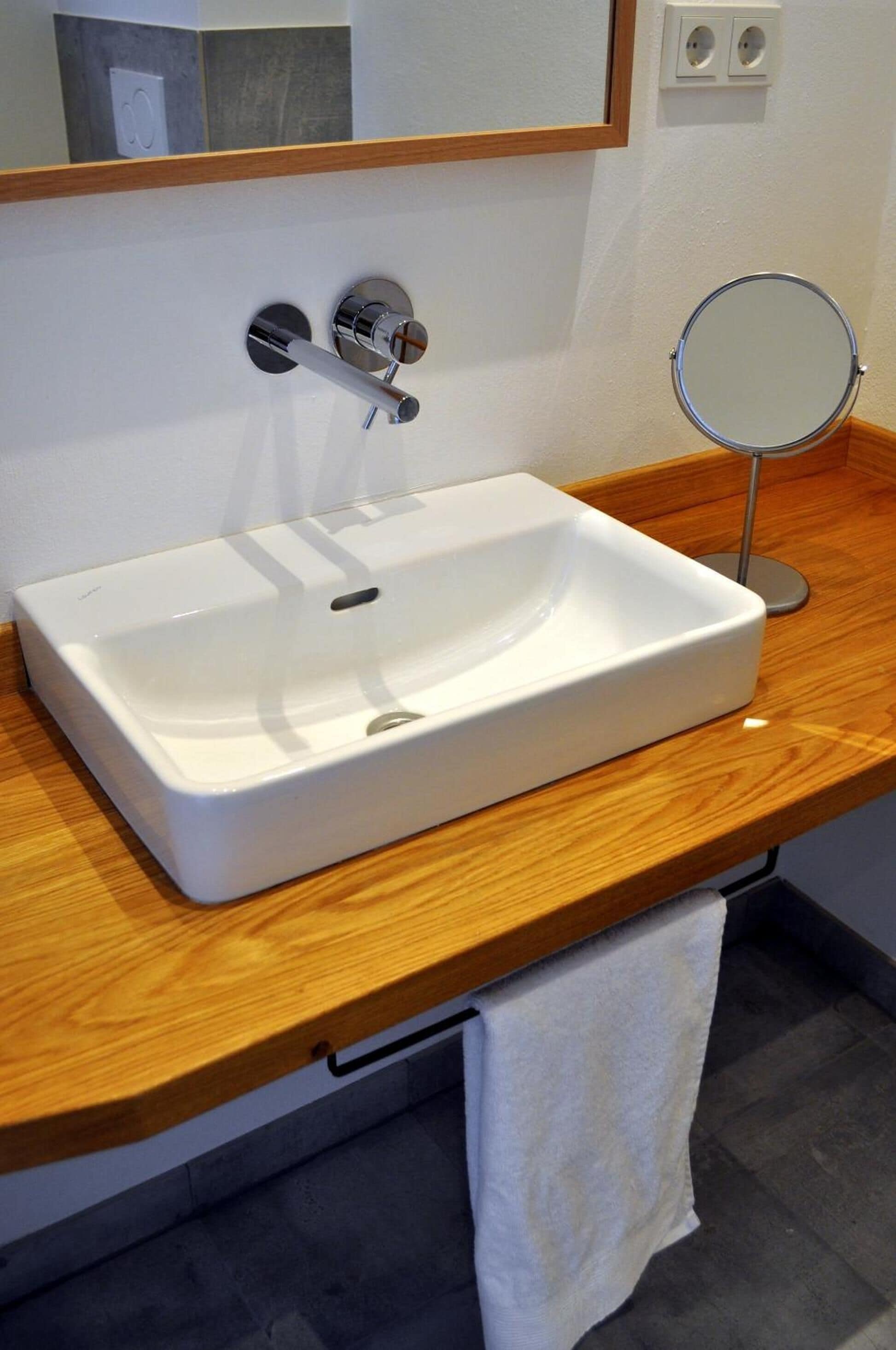 shower, free toiletries, towels